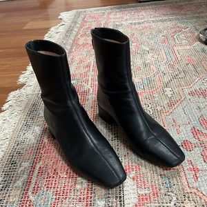 ROXIE CENTER-SEAM ANKLE BOOTS IN LEATHER